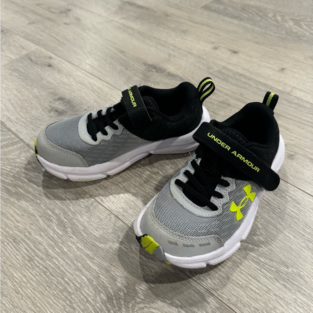 Boys toddler under armour shoes in gray size 11.5c